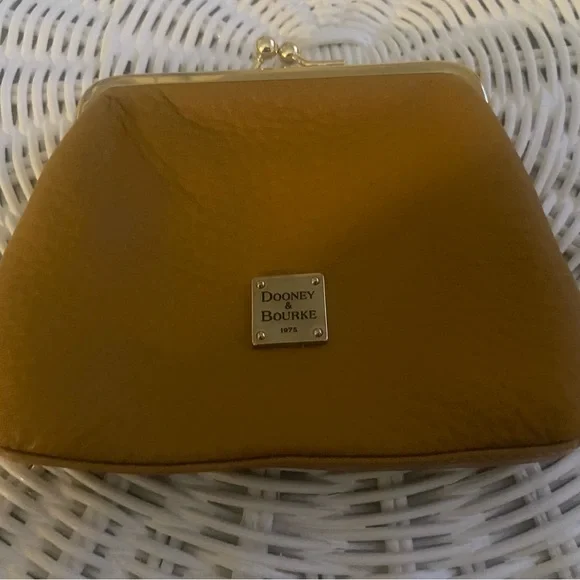 NWOT Dooney & Bourke Large Framed Kisslock Coin Purse Carmel - Picture 1 of 6